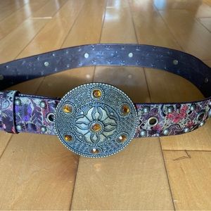 Fabric/leather/metal studded belt with round disc buckle.